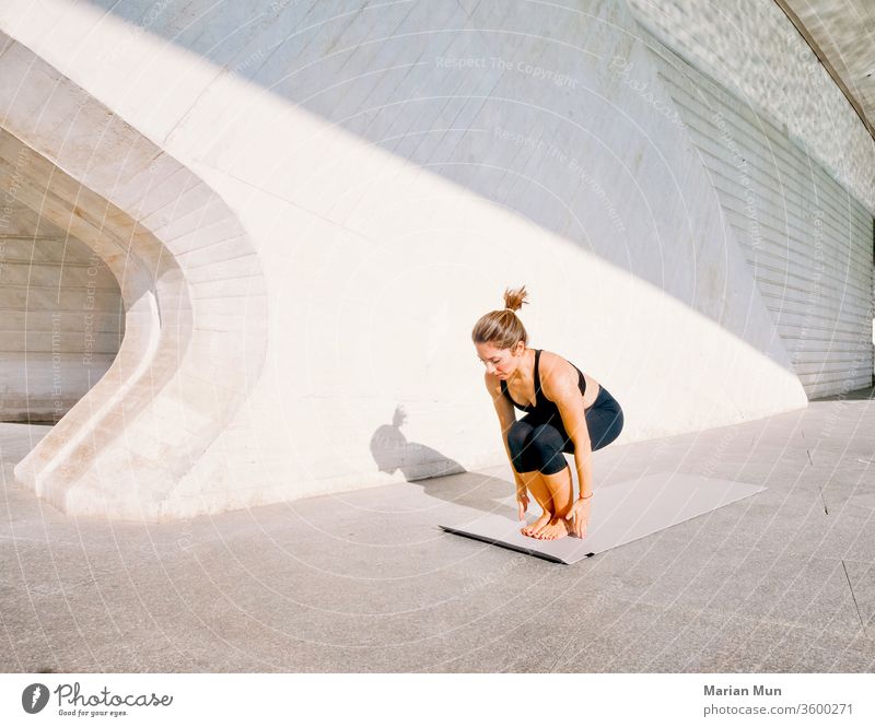 chica haciendo posturas de yoga Yoga clase abschieben aire libre estiramientos Posen blanco