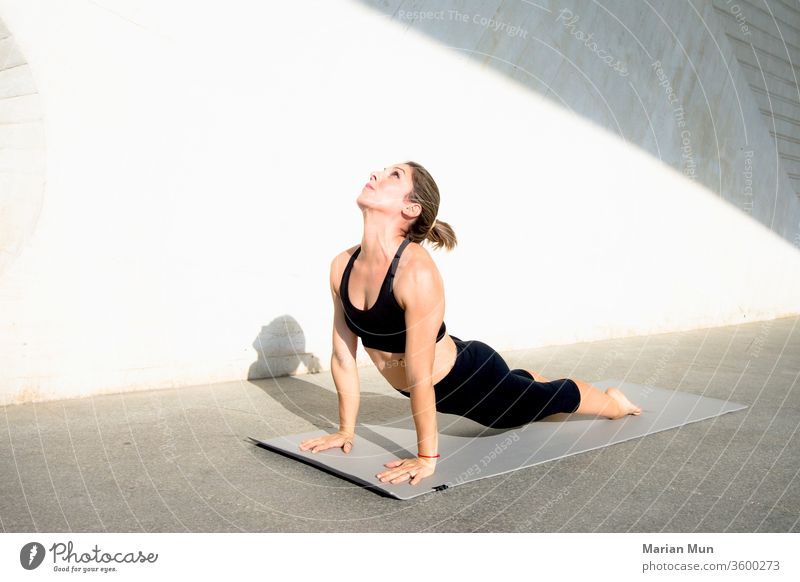 chica haciendo posturas de yoga Yoga Pose abschieben vida sana aire libre cuerpo deportistas clase de yoga