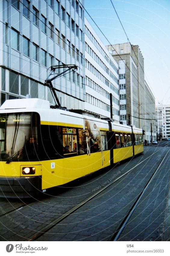 Just Berlin.. Straßenbahn Mobilität Haus Verkehr Abend Himmel Sonne Bewegung