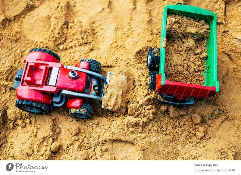Kinderspielzeug im Sandkasten Spielzeug Fahrzeug Traktor Miniatur Landwirtschaft Kipper Plastik plastikspielzeug Kindergarten Spielen