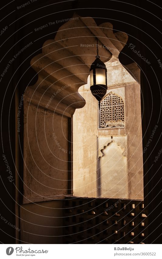 Die orientalische Lampe erhellt seit langem die dunklen Gänge im Palast. Oman Reisen Wüste Abenteuer Ferien & Urlaub & Reisen Ferne Expedition Dürre gelb