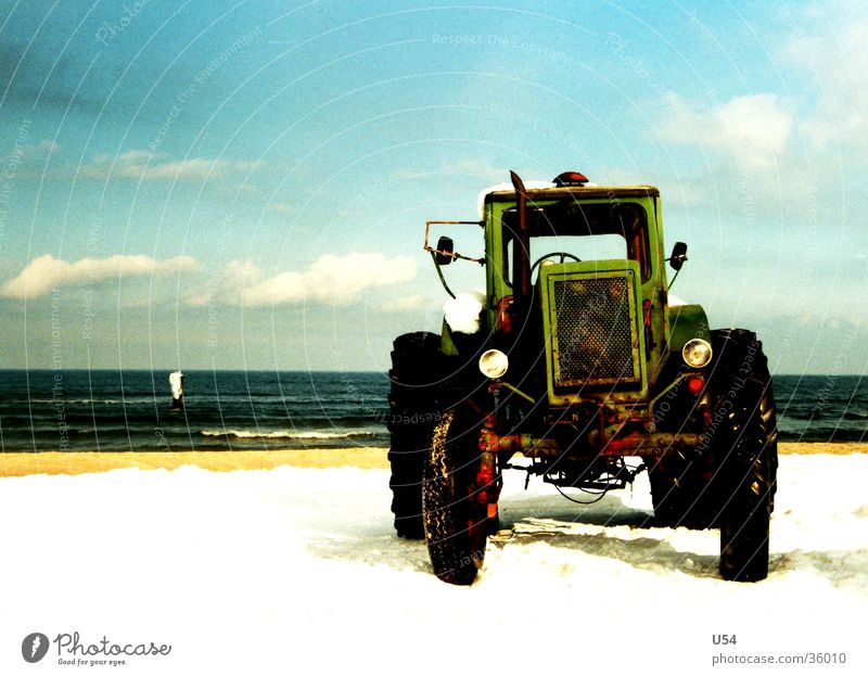 Zugkraft Traktor Strand Küste Winter kalt Verkehr Wasser Himmel Sonne Schnee