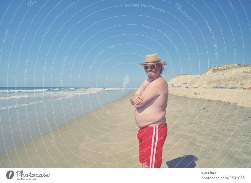 junger mann an einem strand Mann Urlaub Sommer Badehose Meer Atlantik Sandstrand Weite Ferien Tourist Urlauber Sommerferien Wellen Ferien & Urlaub & Reisen