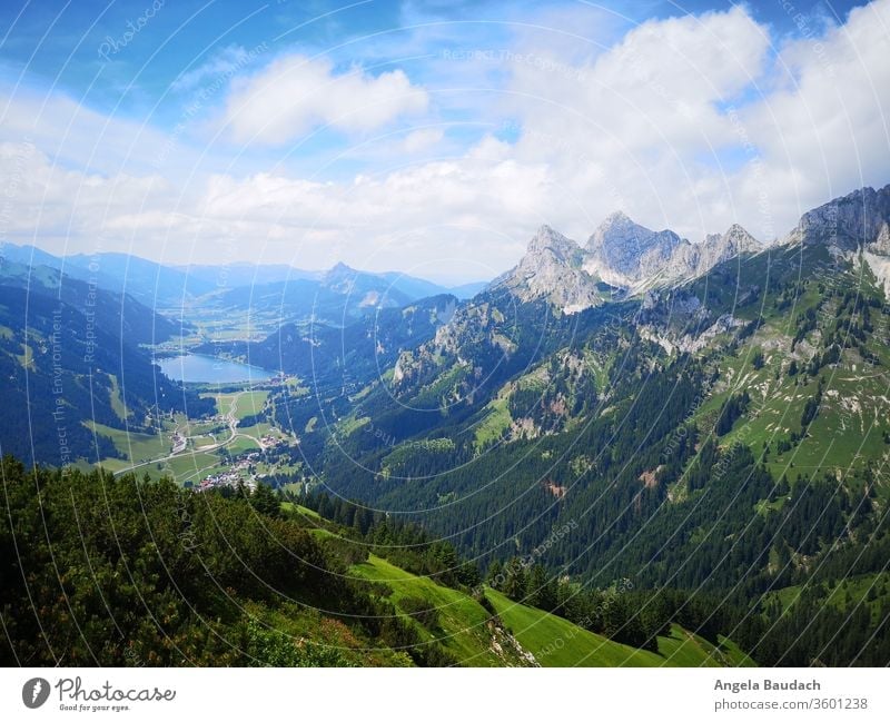 Blick ins Tal mit See und Bergspitzen Alpen alpin wandern Wanderung Wald Fernweh Berge Aussicht Wolken Berge u. Gebirge Natur Landschaft Farbfoto