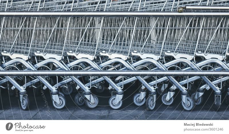 Reihe von leeren Einkaufswagen. Karre Supermarkt Einzelhandel Handwagen Laden kaufen Werkstatt Korb Markt Business Lebensmittelgeschäft Konsumverhalten