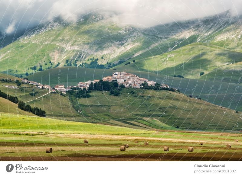 Castelluccio di Norcia, Umbrien, Italien: Landschaft im Sommer norcia Perugia Dorf Feld Strohballen Berge u. Gebirge grün Sehenswürdigkeit Natur Park