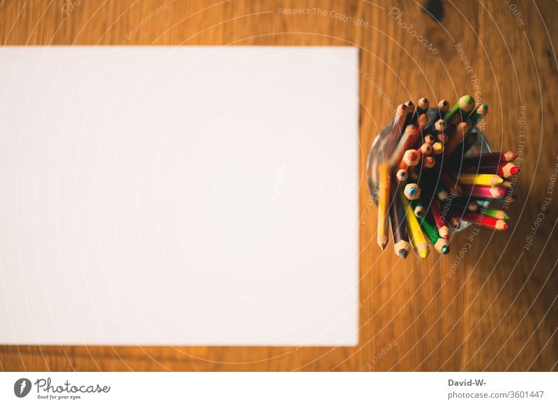 Buntstifte und ein weißes Blatt Papier Stifte farben farbenfroh malen kreativ Kreativität Zettel Textfreiraum zeichnen Farbfoto Kunst Innenaufnahme Schreibstift