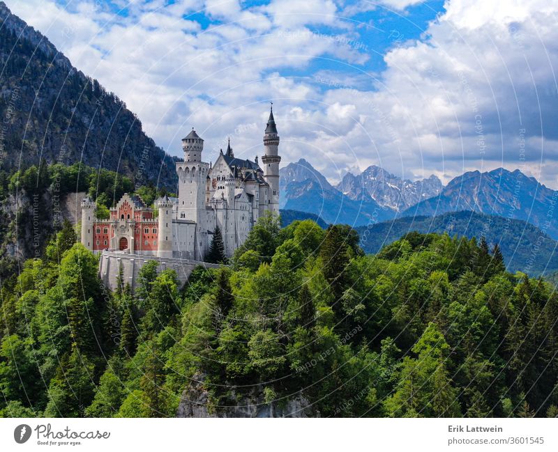 Berühmtes Schloss Neuschwanstein in Bayern Deutschland Burg oder Schloss Turm König Märchen Palast Himmel Reiseziel Berge u. Gebirge reisen Baum Phantasie