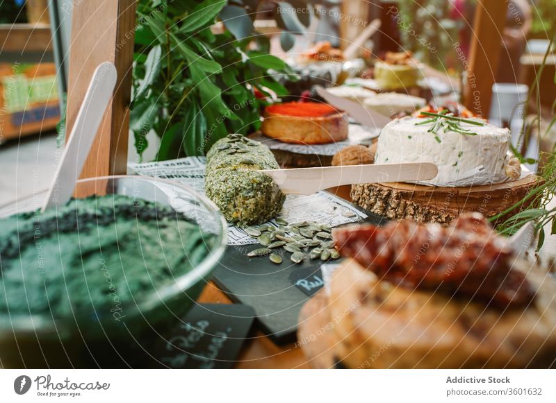 Tisch mit verschiedenen schmackhaften Gerichten Speise Lebensmittel sortiert lecker Mahlzeit Feinschmecker Küche Cottage Käse Grün Garnierung geschmackvoll Brot