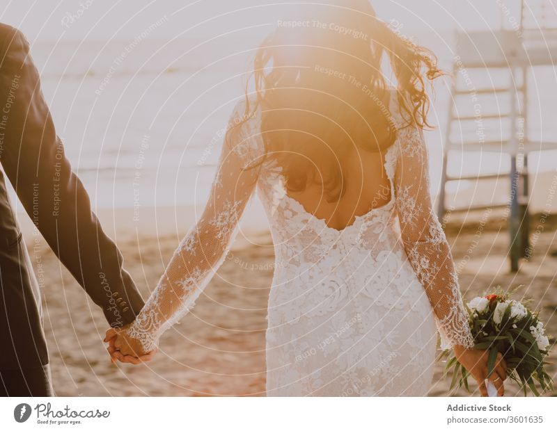 Glückliche Frischvermählte am sonnigen Strand Jungvermählter Paar Hochzeit feiern striegeln Braut Sonnenuntergang Blumenstrauß Kleid elegant Anzug stilvoll