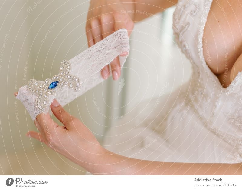 Kropfbraut im Brautkleid mit Strumpfband Hochzeit Jungvermählter weißes Kleid hochzeitlich hell Spitze Frau feiern elegant romantisch Stil Heirat Angebot