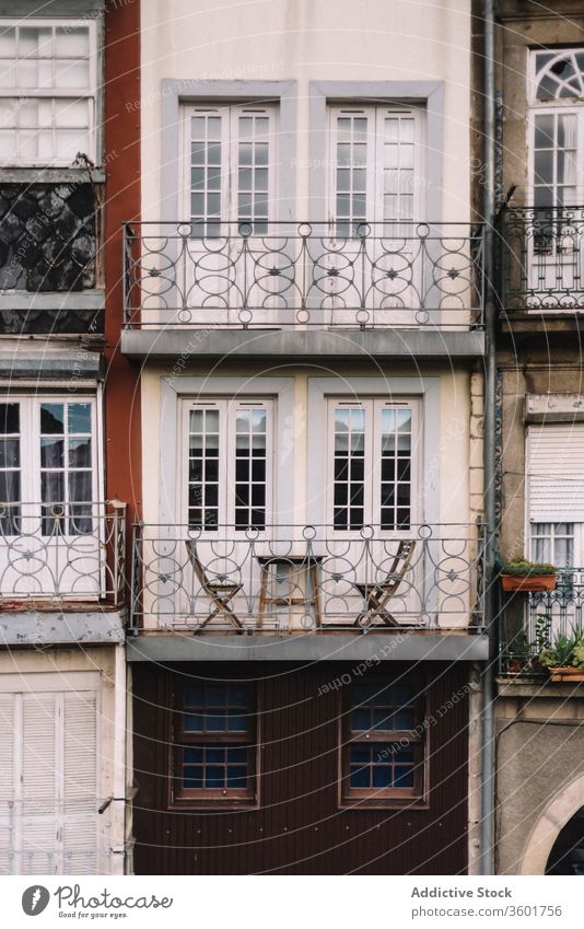Schäbige Fassade eines Wohnhauses in der Stadt Außenseite Stuhl gealtert Haus verwittert schäbig Gebäude Großstadt Architektur Hintergrund Textur Porto Portugal