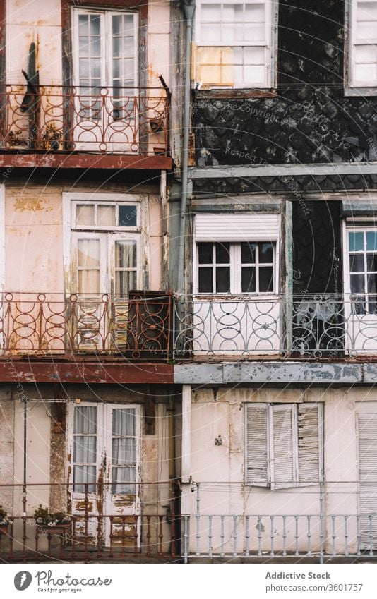 Schäbige Fassade eines Wohnhauses in der Stadt Außenseite gealtert Haus verwittert schäbig Gebäude Großstadt Architektur Hintergrund Textur Porto Portugal