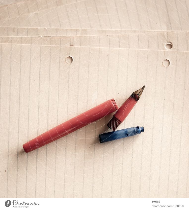 Leergut Füllfederhalter Patrone Tintenpatrone Papier Schreibpapier Linie Metall Kunststoff liegen dehydrieren blau rosa rot leer Loch gelocht stechen