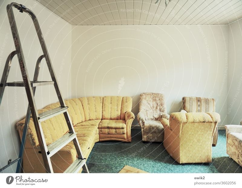 Es richtet sich ein Inneneinrichtung Raum Zimmer renoviert frisch gestrichen Tapete Wand weiß neu provisorisch Sessel Sitzecke gemütlich Couch Häusliches Leben