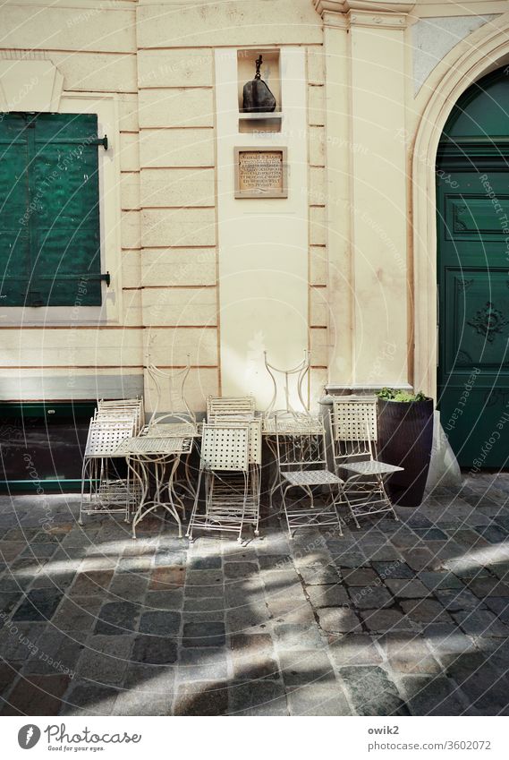 Geschlossene Gesellschaft Wien Cafe Stühle elegant Metall Außenaufnahme Wand Fassade Haus Tor Fenster geschlossen warten Fußgängerzone Mauer Menschenleer
