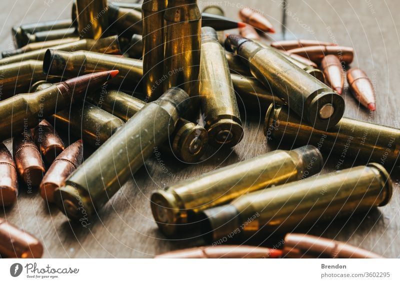 .308 Munition mit Projektilen Flachlegung an Bord 9mm bewaffnet Armee Vereinigung Hintergrund Messing Gewehrkugel Kugeln Kaliber Patrone Kartuschen Hüllen