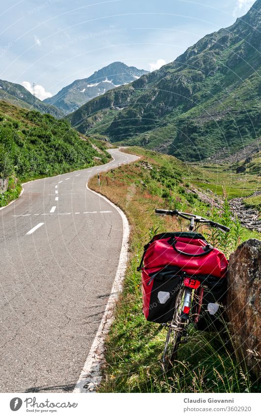 Gran San Bernardo (Schweiz) - Fahrrad Europa Wallis Abenteuer Taschen schwarz blau Farbe Tag grün Juli Landschaft Berge u. Gebirge natürlich Natur niemand