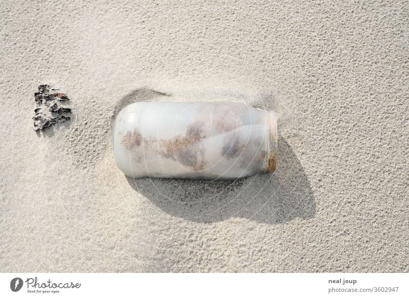 Plastikmüll am Strand – Behälter, weiß Umweltverschmutzung plastik Kunststoff Gummi Müll Meer Sand Küste Recycling Problematik Natur Schmutz achtlos ökologisch