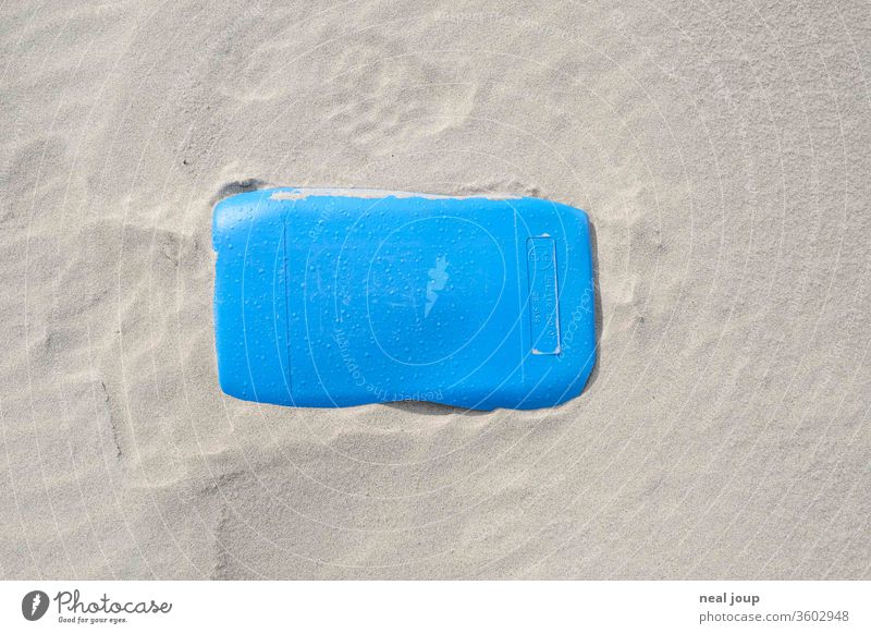 Plastikmüll am Strand – Kanister, blau Umweltverschmutzung plastik Kunststoff Gummi Müll Meer Sand Küste Recycling Problematik Natur Schmutz achtlos ökologisch