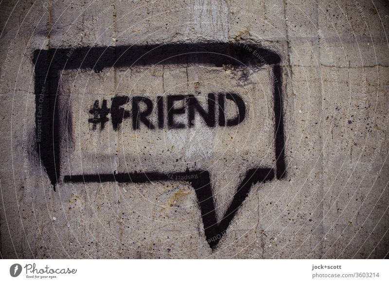 Hashtag Friend # Schriftzeichen schwarz grau Schlagwort hashtag Wort Großbuchstabe Mitteilung Typographie Freisteller Stencil Schablonenschrift Englisch