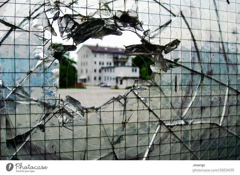Kaputte Scheibe kaputt Glas Fenster Glasscheibe Zerstörung Durchblick durchsichtig Architektur Versicherung Loch Haus Vandalismus Zerbrochenes Fenster