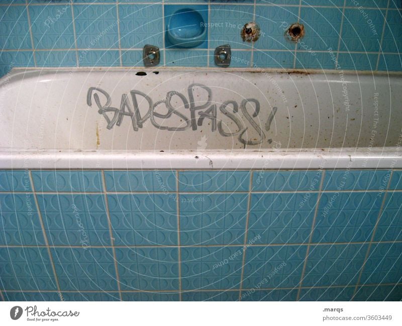 BADESPASS! Badewanne badespaß Typographie blau retro Fliesen u. Kacheln alt dreckig Badezimmer Graffiti baden Spaß haben