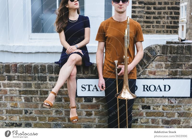 Hipster-Paar mit Posaune auf Stadtstraße Straße Stil cool Musik Instrument Zusammensein Partnerschaft Musiker London altehrwürdig England vereinigtes königreich