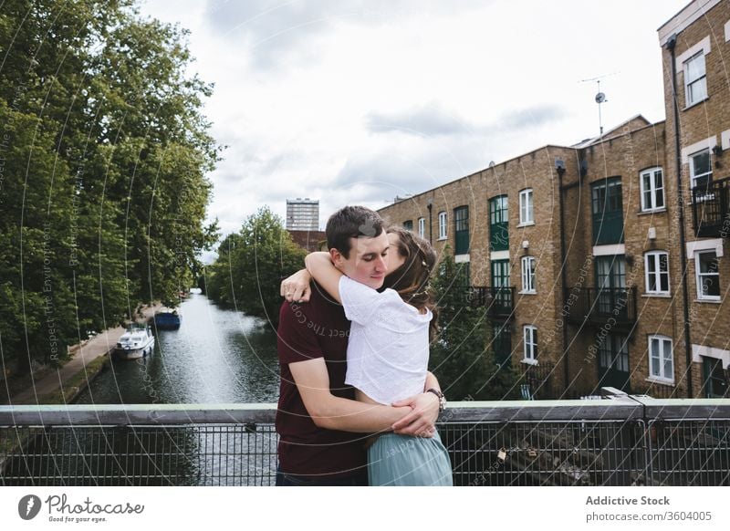 Liebespaar umarmt sich auf der Brücke Paar Umarmung Zusammensein Umarmen Partnerschaft romantisch Großstadt London Angebot England vereinigtes königreich