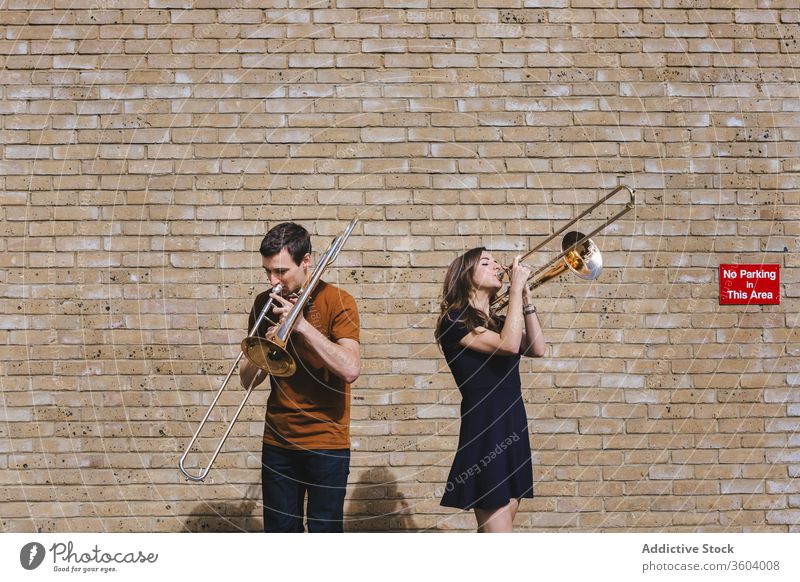 Posaunen spielendes Musikerpaar auf der Straße Paar Messing Instrument kreativ Partnerschaft London England vereinigtes königreich Stil cool Zusammensein Klang