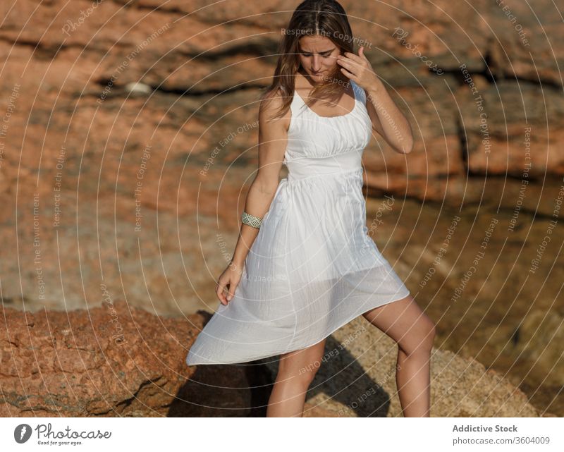 Zärtliche Frau in weißem Kleid am Meeresufer im Sommer MEER Urlaub Angebot Strand Meereslandschaft Feiertag genießen Gelassenheit türkis Wasser sonnig Wetter