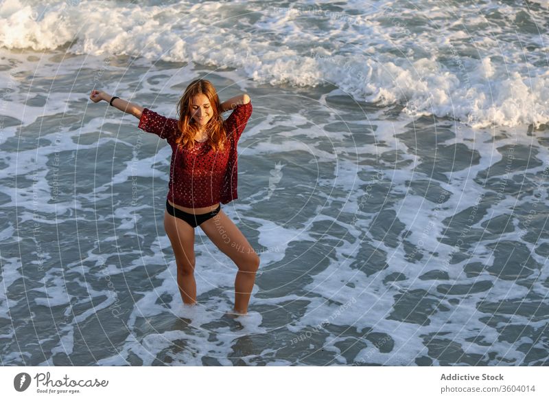 Fröhliche reisende Frau in den Sommerferien am Strand MEER Bikini Urlaub genießen Seeküste winken Feiertag froh heiter Tourist Wasser sich[Akk] entspannen Sonne
