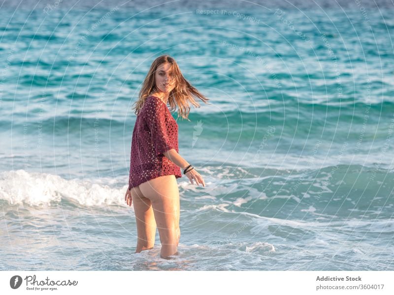 Reisende Frau in den Sommerferien am Strand MEER Bikini Urlaub genießen Seeküste winken Feiertag froh reisen Tourist Wasser sich[Akk] entspannen Sonne ruhen