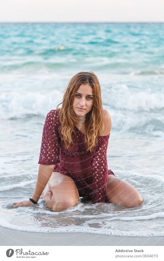 Sinnliche Frau im Wasser am Meer MEER genießen Seeküste Urlaub Bikini Kleid sinnlich ruhig Sommer seicht gestrickt sich[Akk] entspannen sitzen Strand Resort