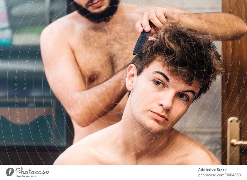 Friseur macht Frisur für männlichen Freund Bad Männer Pflege Zusammensein modern Bürste Kamm Zeitgenosse schwul Homosexualität lgbt gleichgeschlechtlich