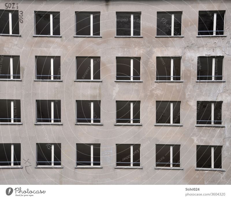 Der Koloss von Prora - mehrstöckige Bauruine des NS-Regime BAuruine Stockwerk Rohbau Rügen Kraft durch Freude Architektur Fenster unvollendet NAchlass