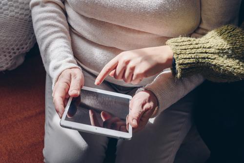 Erwachsene Frau und Tochter benutzen Tablette mit leerem Bildschirm. Senior online jung Hände Erwachsener Person Arzt Frauen verwenden digital zeigen weiß