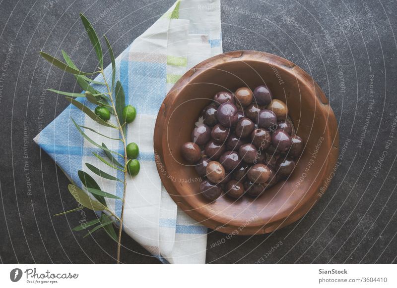 Oliven im Jahrgangsteller oliv Erdöl Hintergrund Jungfrau Komparse rustikal Holz Griechen Gesundheit Essen zubereiten Lebensmittel heimwärts altehrwürdig