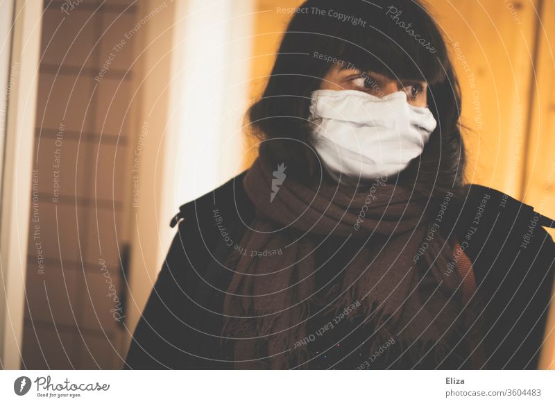 Frau mit Mundschutz blickt zur Seite Blick zur Seite Corona Maske Coronavirus Schützen Maskenpflicht
