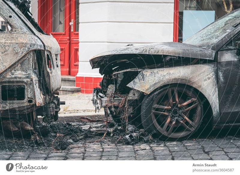 Ausgebrannte Autos in den Strassen von Berlin Unfall attackieren Hintergrund Brand gebrochen Brandwunde verbrannt brennend PKW Großstadt Verbrechen Schaden