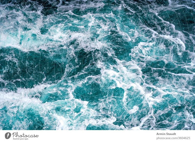 aufgewühltes Wasser für Hintergründe unruhig aqua Hintergrund blau aufschütteln Gefahr tief Schaumkrone schäumend See Bewegung Natur Meer im Freien Kraft