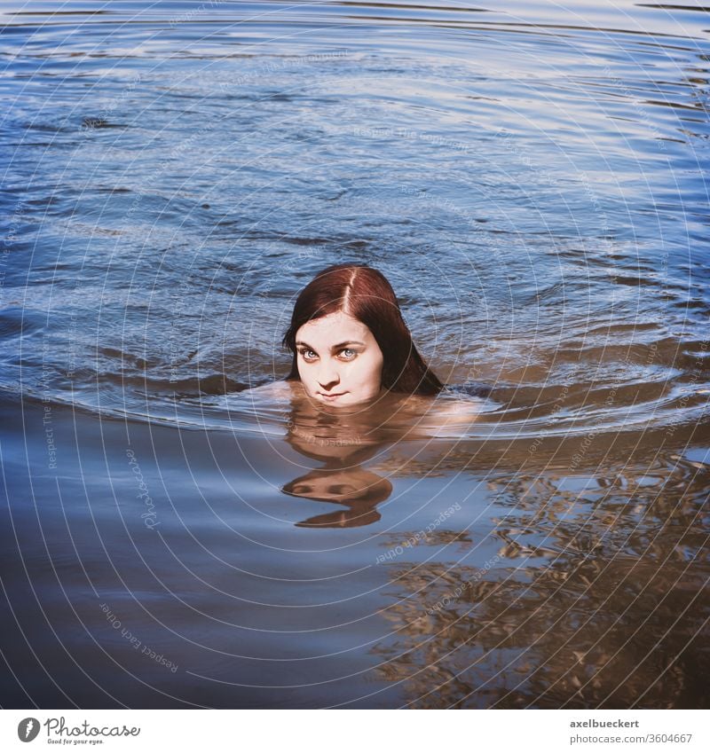 junge Frau, die im See oder Badeteich schwimmt schwimmen Baden Mädchen Teich Schwimmsport Wasser allein Sommer Lifestyle Menschen Person Erwachsener Fluss