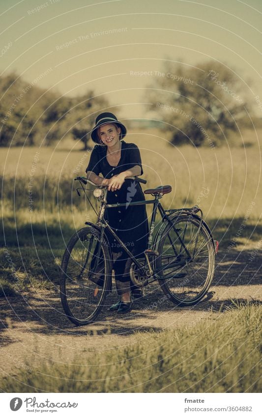 Frau mit altem Fahrrad Fahrradtour Fahrradfahren Radfahren wiese sommer vintage Freizeit & Hobby Sport Bewegung sportlich Ausflug Sommer Verkehrsmittel