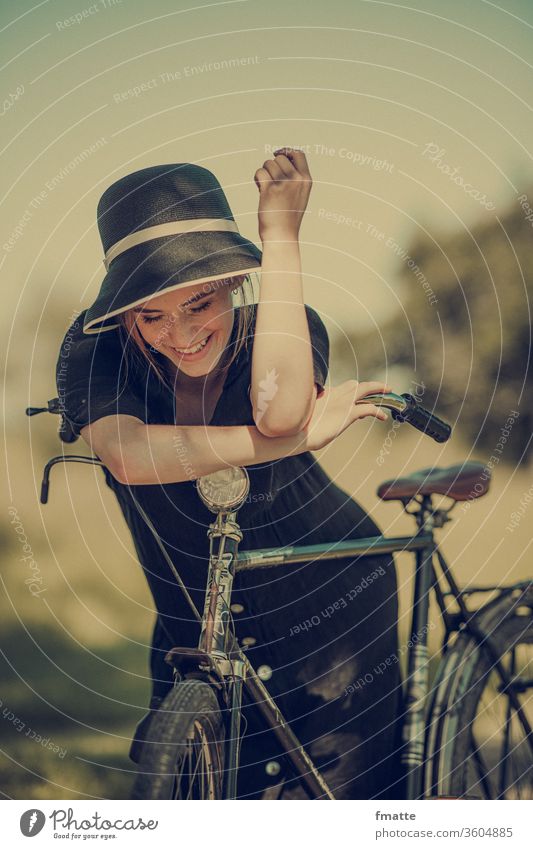 Frau mit Fahrrad Rad fahrrad freude froh sommer urlaub reise frei glück entspannung Außenaufnahme Ferien & Urlaub & Reisen Freizeit & Hobby Fahrradfahren Sommer