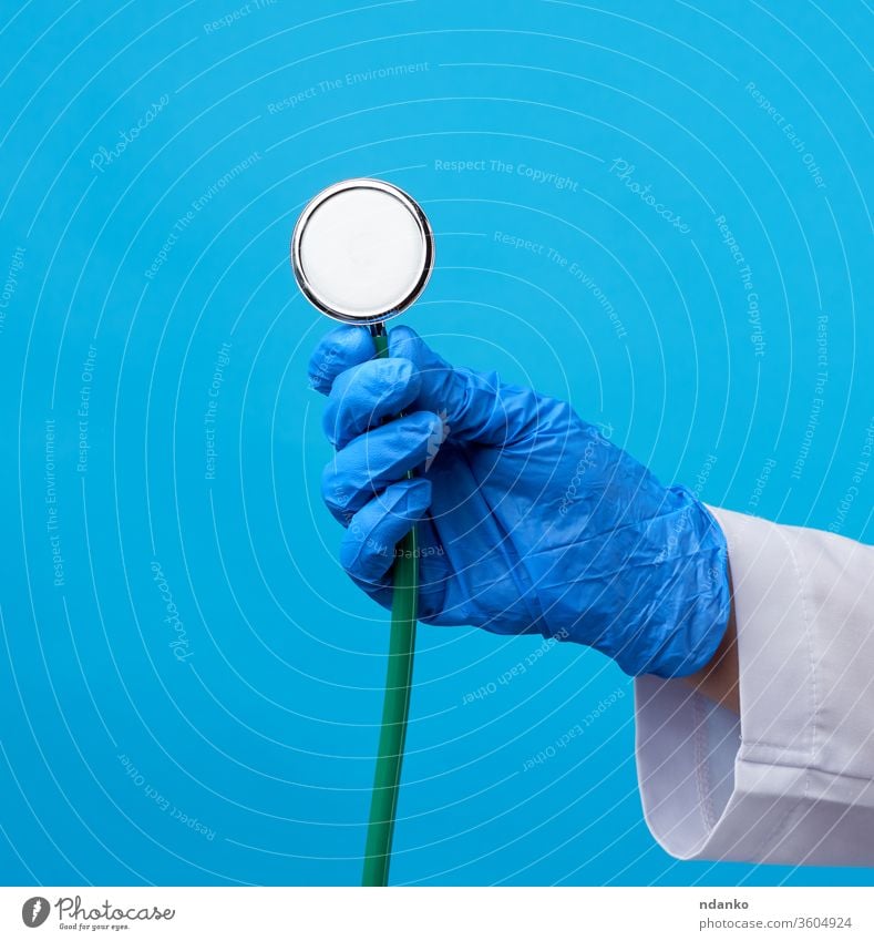 Arzt im weißen Kittel hält ein medizinisches Stethoskop arzt Praktiker Beruf professionell Gummi Spezialist Chirurg Werkzeug Behandlung Uniform Arbeiter Seite