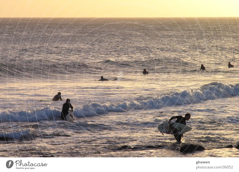 Surf is over Sonnenuntergang Surfer Wellen Meer Gegenlicht Wasser