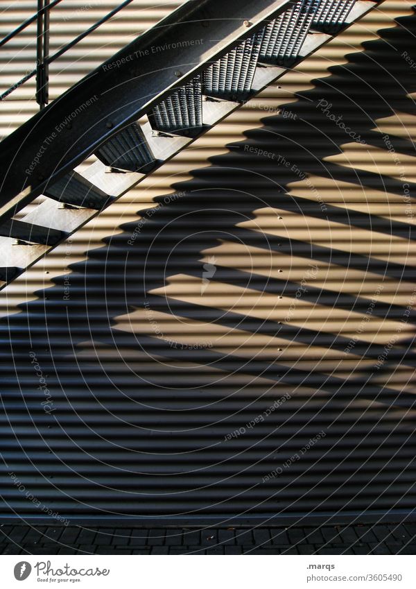 Schattenwurf einer Metalltreppe Geometrie aufsteigen Treppe aufwärts Wege & Pfade anstieg Linien schräg Ordnung Metallwand