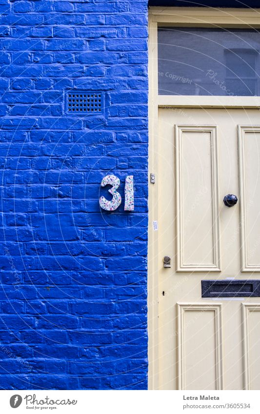 Nummer 31 in einem farbenfrohen Haus aus Nothing Hill blau Tür Nichts Hügel London heimwärts reisen Hausnummer Außenseite urban bunte Wand Außenaufnahme