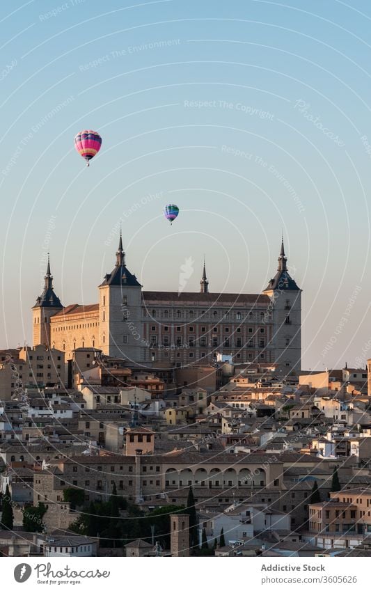 Stadtbild mit historischen Gebäuden und Luftballons Landschaft Sonnenuntergang mittelalterlich Architektur gealtert Großstadt majestätisch reisen Abend