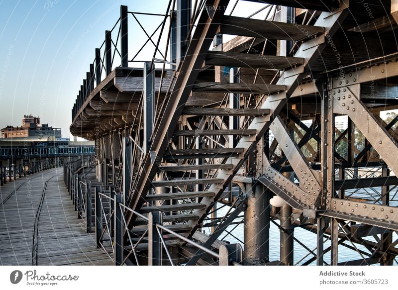 Holzböschung mit Metalltreppe Portwein hölzern Kai Treppenhaus Stauanlage Pier schäbig Hafengebiet verwittert Dock alt hafen Schritt Nutzholz Konstruktion
